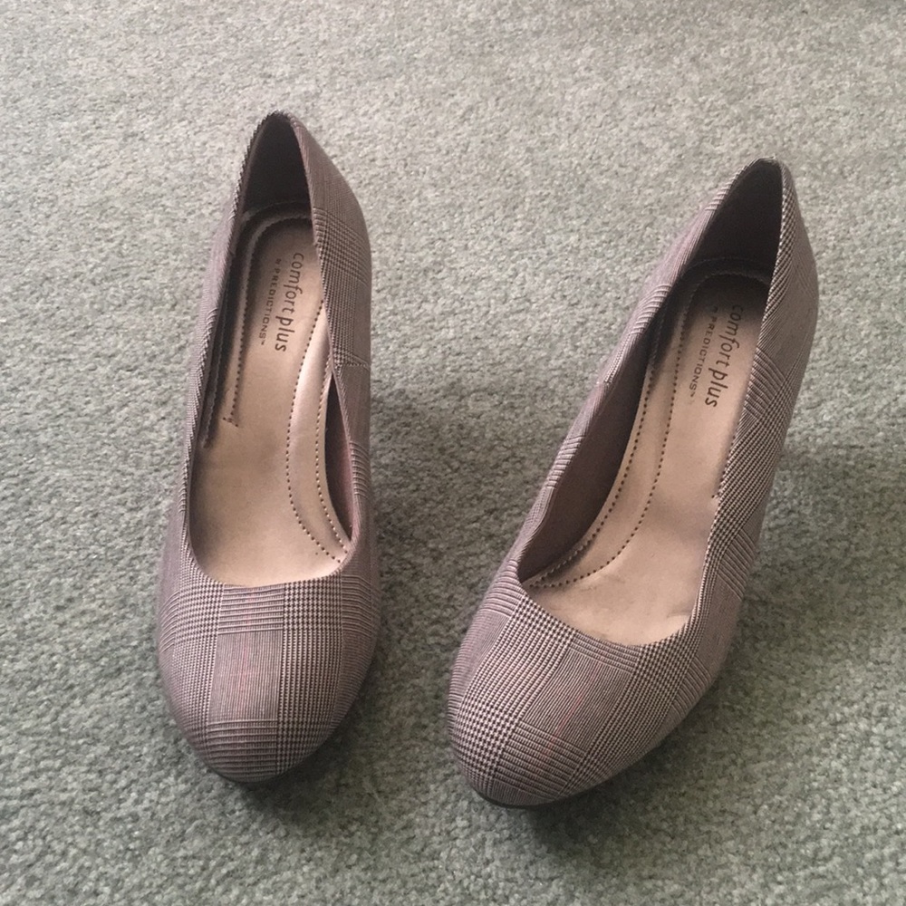 Comfort plus by Predictions heels size 7 1/2.